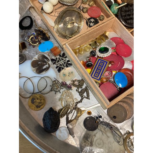 354 - Tray of mainly antique jewellery items & collectables