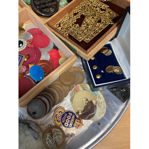 354 - Tray of mainly antique jewellery items & collectables