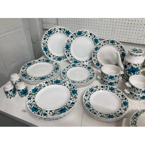 481 - Midwinter ‘Spanish Garden’ tablewares (119 pieces)