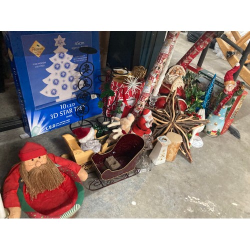 568 - Nice collection of assorted Christmas decorations including 3D LED Star Tree, 33 bulb candle light, ... 