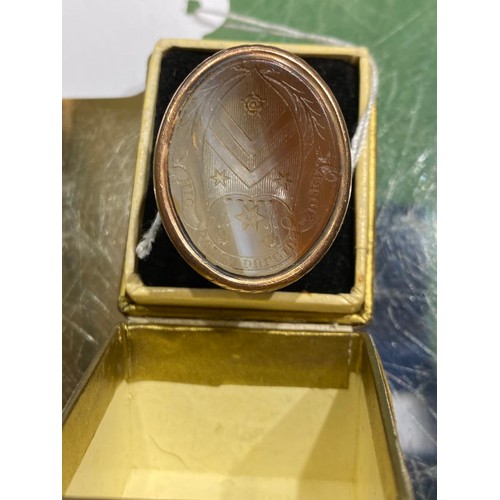 380 - Gold tone gentleman’s seal ring ‘HIC DULCE DULCIUS SUPRA’ (believed to be gold but hallmark worn) si... 