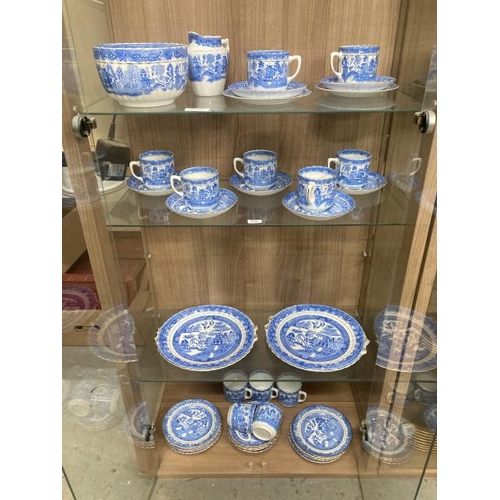 386 - Vintage blue and white 'Willow' pattern tableware's (36 pieces)