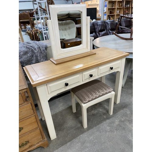 167 - Good quality oak dressing table 78H 117W 43D with a matching dressing table mirror and stool