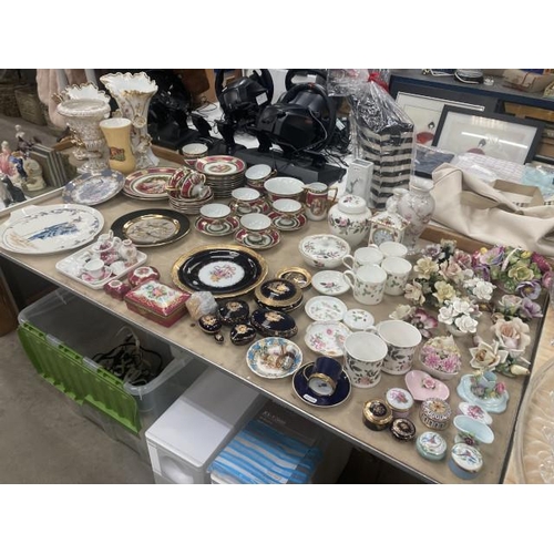 483 - Nice assortment of collectables including Czechoslovakian tea wares (36 pieces), Villeroy & Boch Des... 