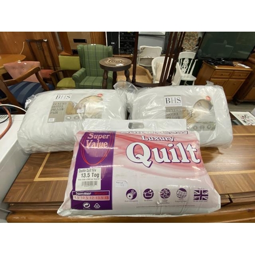 53 - 13.5 tog double quilt and 2 pairs of luxury hotel pillows (new)