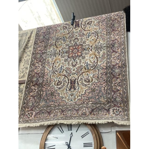 563 - Persian style rug 128x180cm