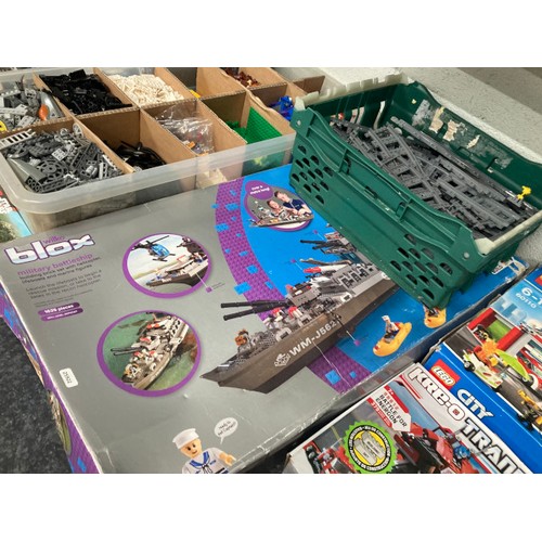 380 - Extensive collection of mainly Lego sets, Lego books, Lego figures, packs of Lego incredible inventi... 