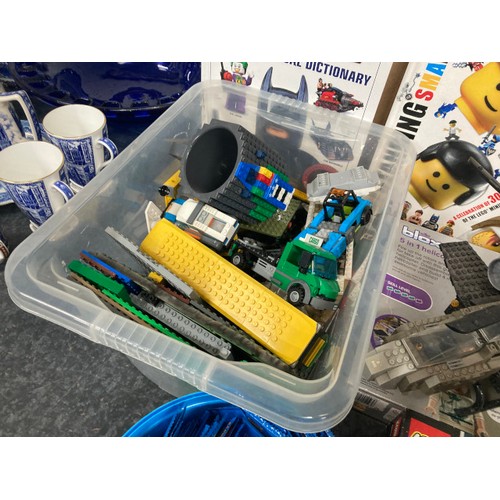 380 - Extensive collection of mainly Lego sets, Lego books, Lego figures, packs of Lego incredible inventi... 