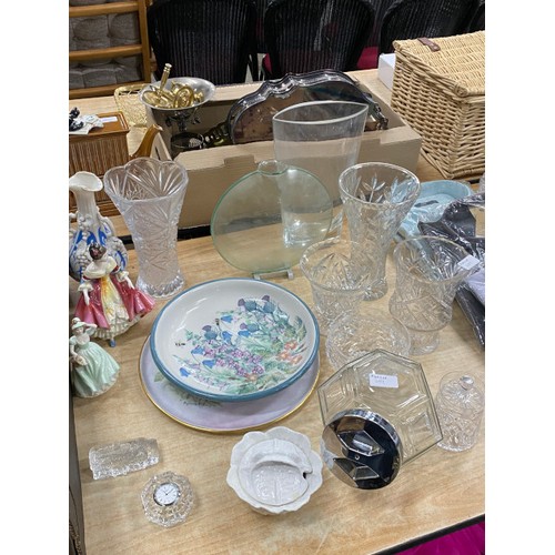 489 - Box of collectables including art glass, cranberry glass, sundae dishes, blue and white wares etc an... 