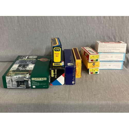 375 - Collection of boxed mainly diecast model vehicles including 