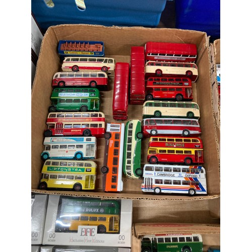 511 - 10 boxed EFE 00 scale model buses and 62 unboxed EFE model buses and coaches (assorted empty boxes i... 