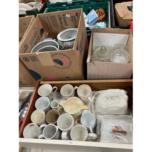 527 - Good quantity of assorted collectables including glass wares, mugs, tea wares, porcelain thimbles, A... 