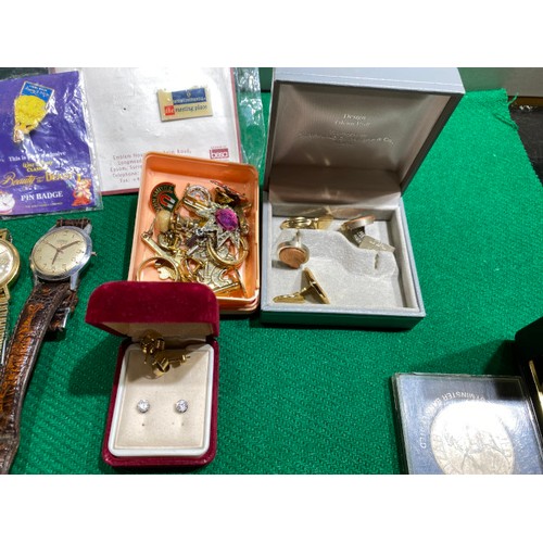 318 - Box of jewellery & watches inc. Technos, Seiko, Ingersoll, Saxon, Sekonda etc. (Watches untested)