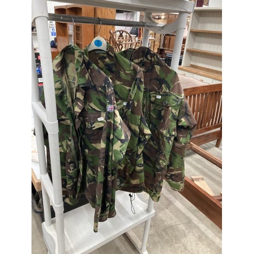 471 - 2 camouflage shirts with buttons and zips to front  (chest measurements 96 and 100cm) and a camoufla... 