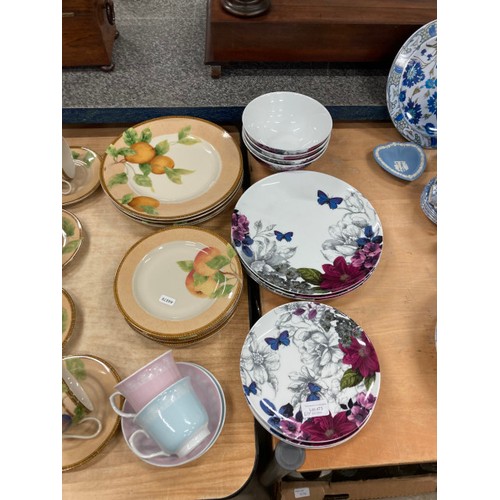 473 - Large collection of assorted table wares and collectables including Winterling W Germany tea set (21... 