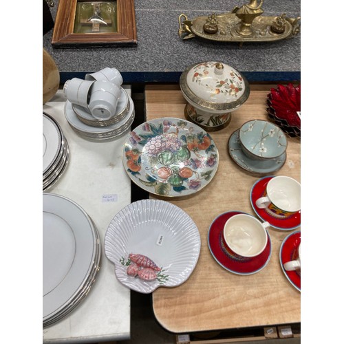 473 - Large collection of assorted table wares and collectables including Winterling W Germany tea set (21... 