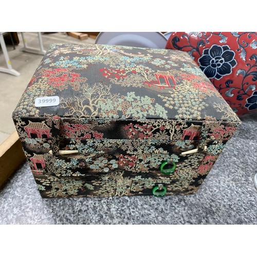 225 - Collection of oriental ceramics & upholstered jewellery box (Mirror inside as seen)