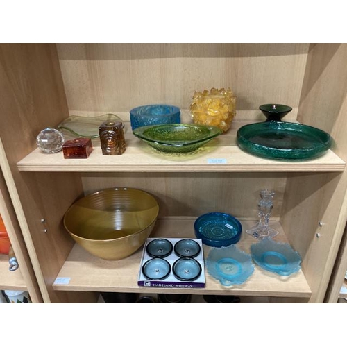 282 - 2 shelves of mainly mixed vintage glass inc. Hadeland Norway, Riihimaen Lasi Rengas, Iittala Finland... 