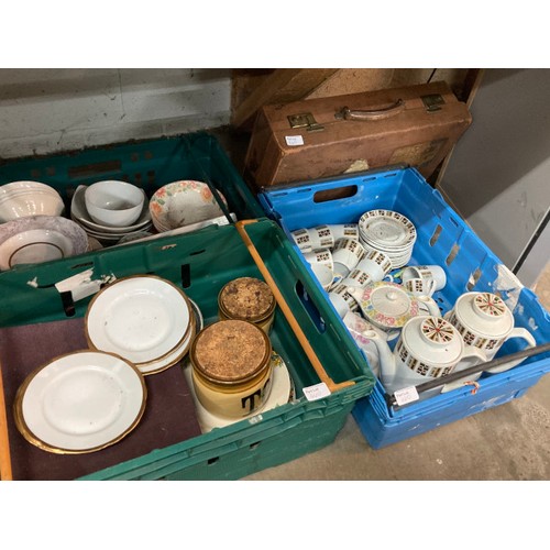 460 - 16 crates of pottery, glassware, kitchen wares, part tea/dinner sets inc. Alfred Meakin, Royal Doult... 