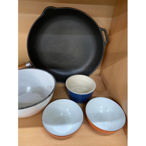 279 - 3 shelves of mainly cast iron & enamel cookware's inc. orange cast iron casserole dish 3L, blue Le C... 