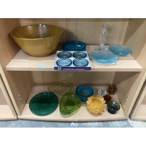 209 - 2 shelves of mainly mixed vintage glass inc. Hadeland Norway, Riihimaen Lasi Rengas, Iittala Finland... 