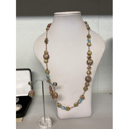 233 - Vintage Venetian glass bead necklace with 9ct gold clasp & matching 9ct gold screw back earrings