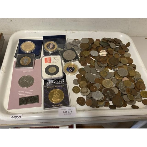 239 - Tray of mixed coins inc. mint Tower Hill 2015 UK Royal Arms £1 coin, mint Elizabeth II 2006 £5 coin,... 