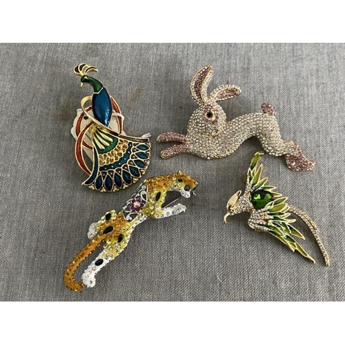 258 - 4 decorative costume brooches