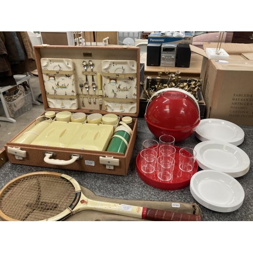 268 - 1950's Brexton picnic set with Venice scenes to plates & a 1970's Guzzini Italian picnic ball set