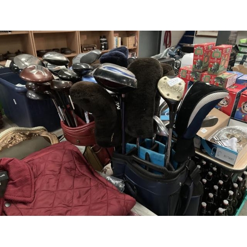 515 - 3 golf bags containing assorted clubs (woods and irons) including Dunlop, Taylor Made, Callaway, Pin... 