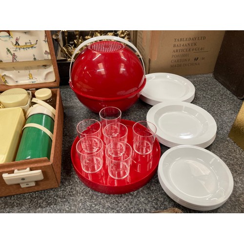 268 - 1950's Brexton picnic set with Venice scenes to plates & a 1970's Guzzini Italian picnic ball set