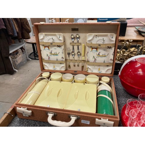 268 - 1950's Brexton picnic set with Venice scenes to plates & a 1970's Guzzini Italian picnic ball set