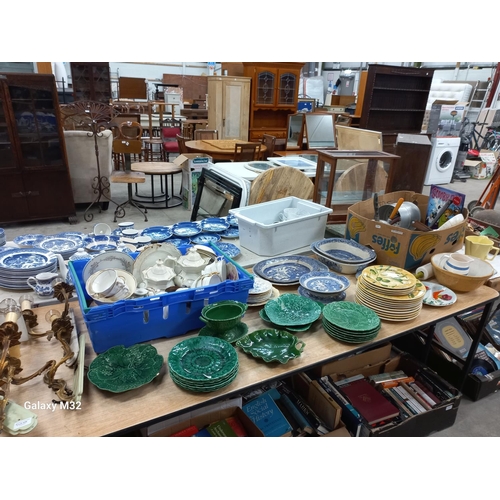 426 - Collectables including 4 vintage gilt metal wall lights (untested), 8 Wedgwood green Majollica plate... 