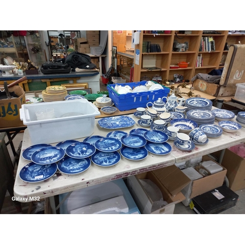 446 - Nice collection of blue and white willow pattern table wears, 15 Royal Copenhagen 