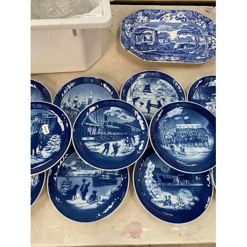 446 - Nice collection of blue and white willow pattern table wears, 15 Royal Copenhagen 