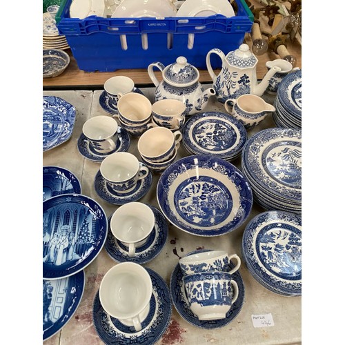 446 - Nice collection of blue and white willow pattern table wears, 15 Royal Copenhagen 