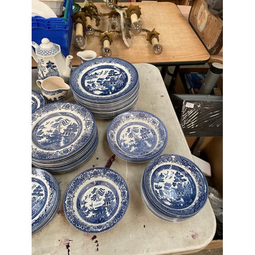 446 - Nice collection of blue and white willow pattern table wears, 15 Royal Copenhagen 