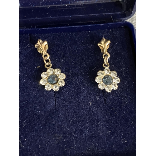 372 - A pair of 9ct gold drop earrings