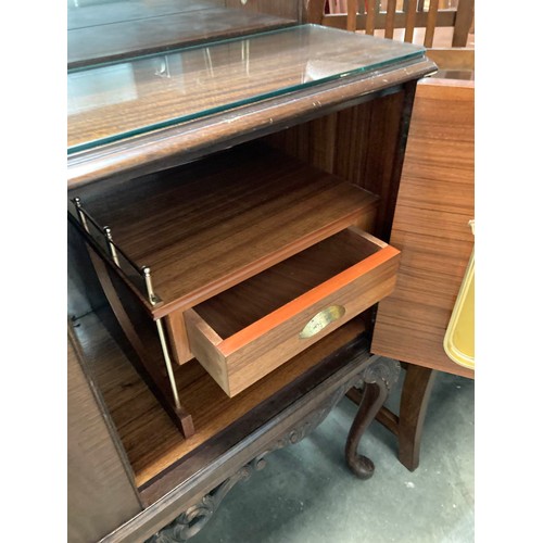 20 - Mahogany cocktail cabinet with one key 129H 103W 48D