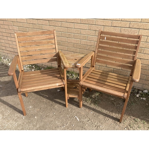 626 - Good quality teak 'Love' seat 153cm wide