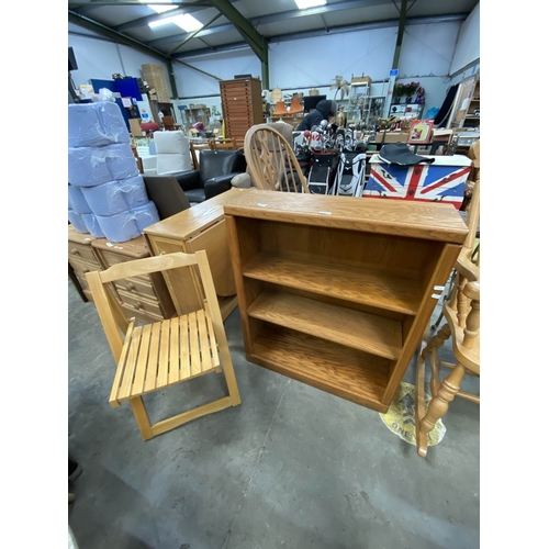 139 - Beech space saving table with 4 chairs 76H 31-141W 86D and an oak bookcase 92H 76W 26D