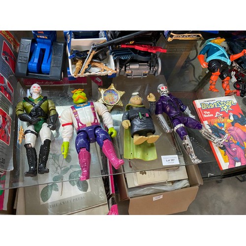 357 - Retro boxed Visionaries Skyclaw and a good quantity of Bravestar action figures & a boxed Bravestar ... 