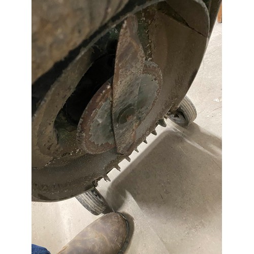 67 - Hayter Harrier 41 (CODE305P) petrol lawnmower
(in working order)