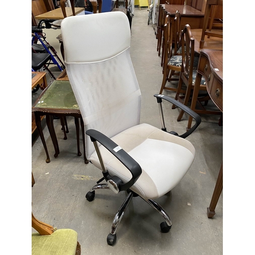 31 - High back swivel office chair in cream 122H 83W