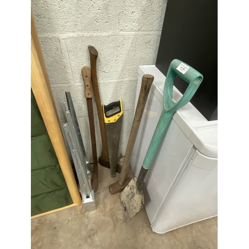 162 - 4 Blooma pole anchors (75H 7.5W 7.5D & gardening tools