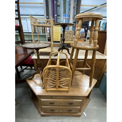 167 - Oak media stand 51H 105W 49D, oak stool, pine stool etc