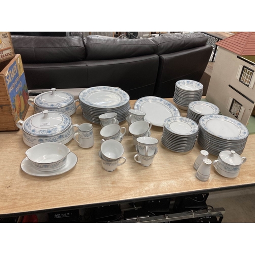 481 - Noritake 'Blue Hill' table wares incl. 2 lidded serving bowls, meat platter, sauce boat, 3 sizes of ... 