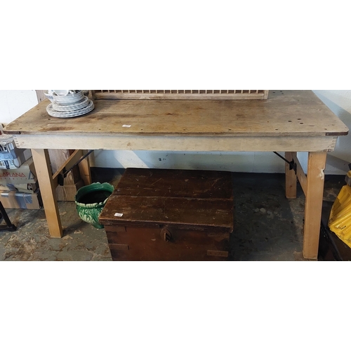 557 - Folding Decorator’s Table