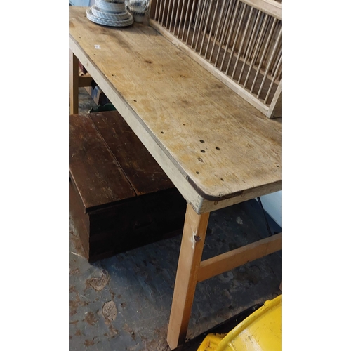 557 - Folding Decorator’s Table