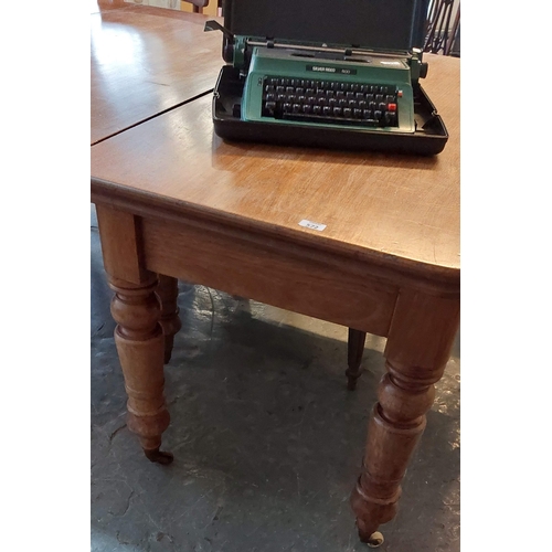 572 - 19th C. Mahogany Economy Table